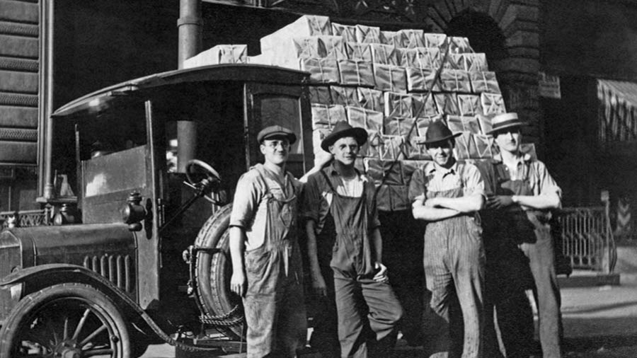 Hama dziri muBrooklyn, New York, nemotokari yakatakura magazini yeThe Golden Age