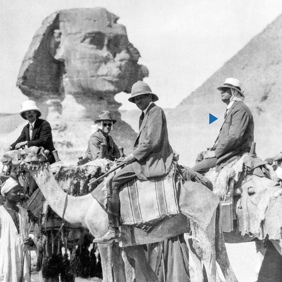 Joseph F. Rutherford nedzimwe hama vakatasva ngamera pedyo nechifananidzo chinonzi Great Sphinx of Giza.