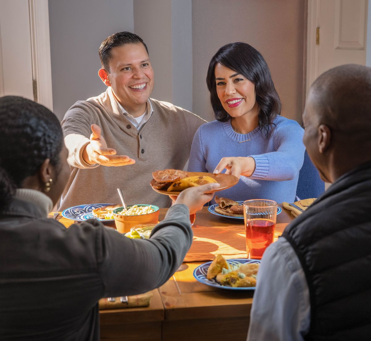 Mhuri mbiri dziri kudya pamwe chete.