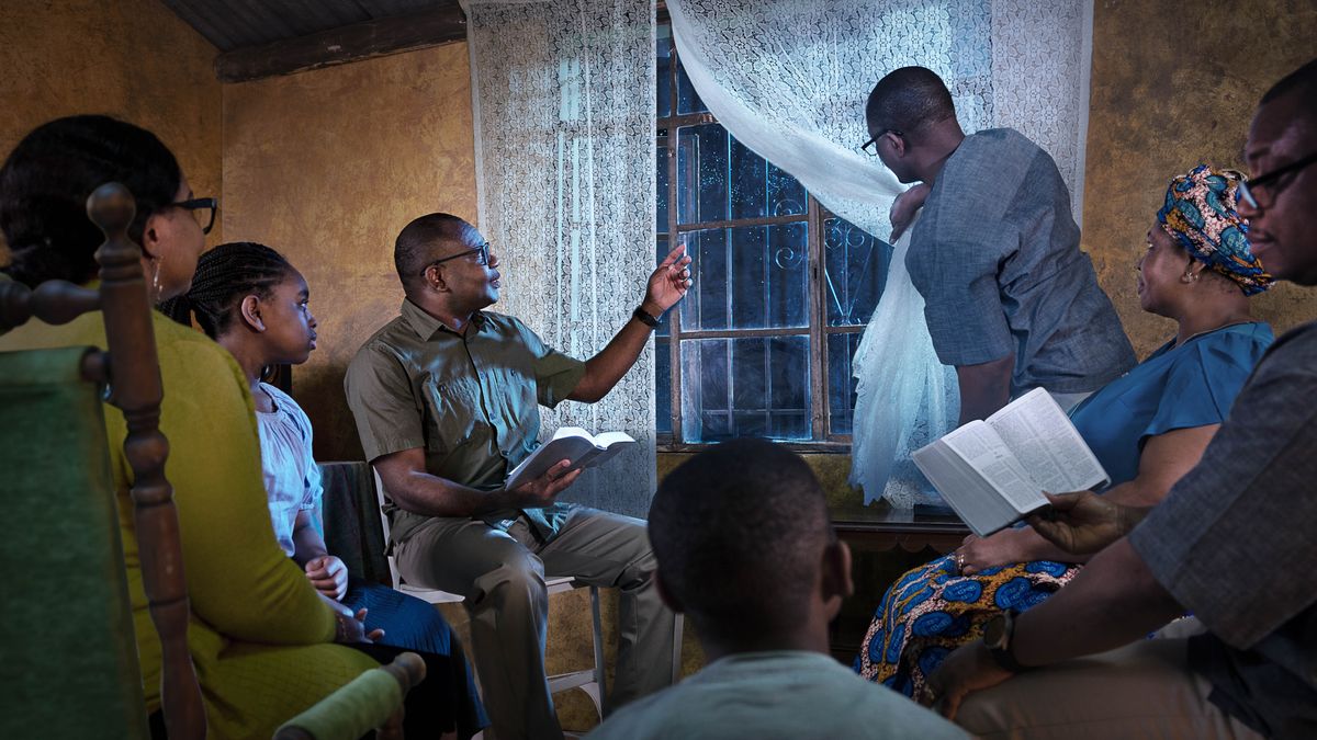 Hama nehanzvadzi dziri kuverenga Bhaibheri pamwe chete mumba pakutambudzika kukuru ari manheru. Dzakatarisa panze nepahwindo uye imwe hama yakanongedza mudenga.