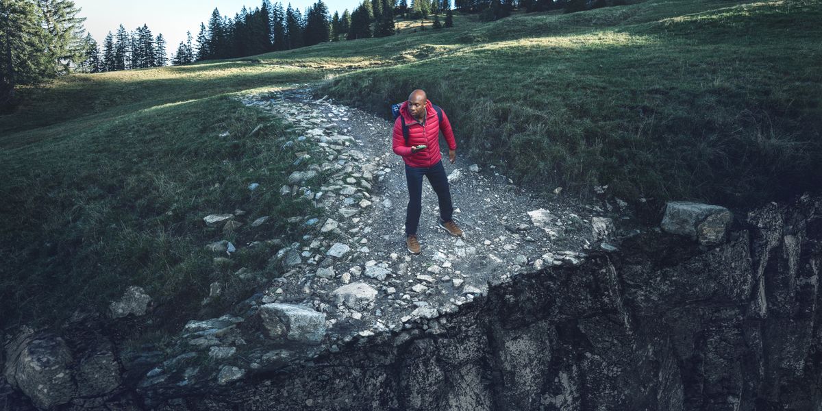 Murume ari munyaya yapfuura ari kushandisa kambasi paari kufamba mumugwagwa. Asvika pamawere.