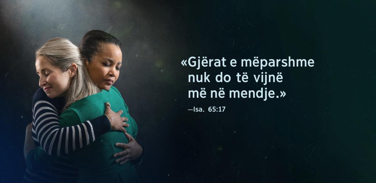 Fjalët e Isaisë 65:17 «gjërat e mëparshme nuk do të vijnë më në mendje» shfaqen anash dy motrave që po përqafohen dhe duken të lehtësuara.