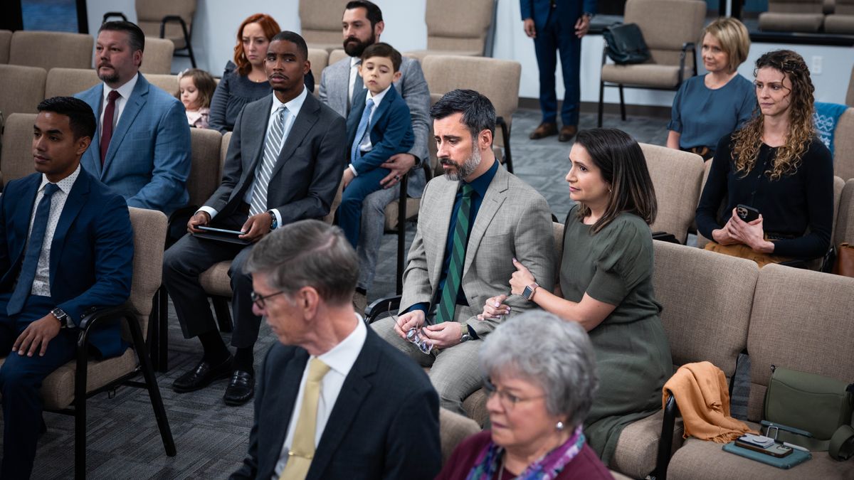 Брат и његова супруга с тугом на лицу слушају обавештење у Дворани Краљевства.