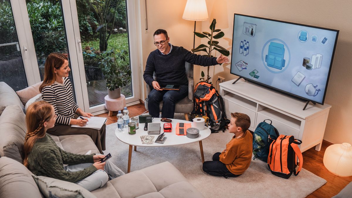 Отац током породичног проучавања помаже жени, ћерки и сину да се припреме за природну катастрофу. Заједно гледају видео „Да ли си спреман за ванредне ситуације?“ Испред њих су флаше с водом, новац, Библија, конзервирана храна, лепљива трака, ранчеви и друге ствари.