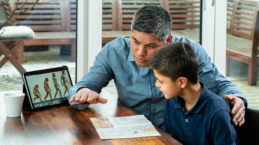 Wan tata ku wan womi mii fëën ta luku soni a di brochure „Vijf belangrijke vragen over het ontstaan van het leven”.