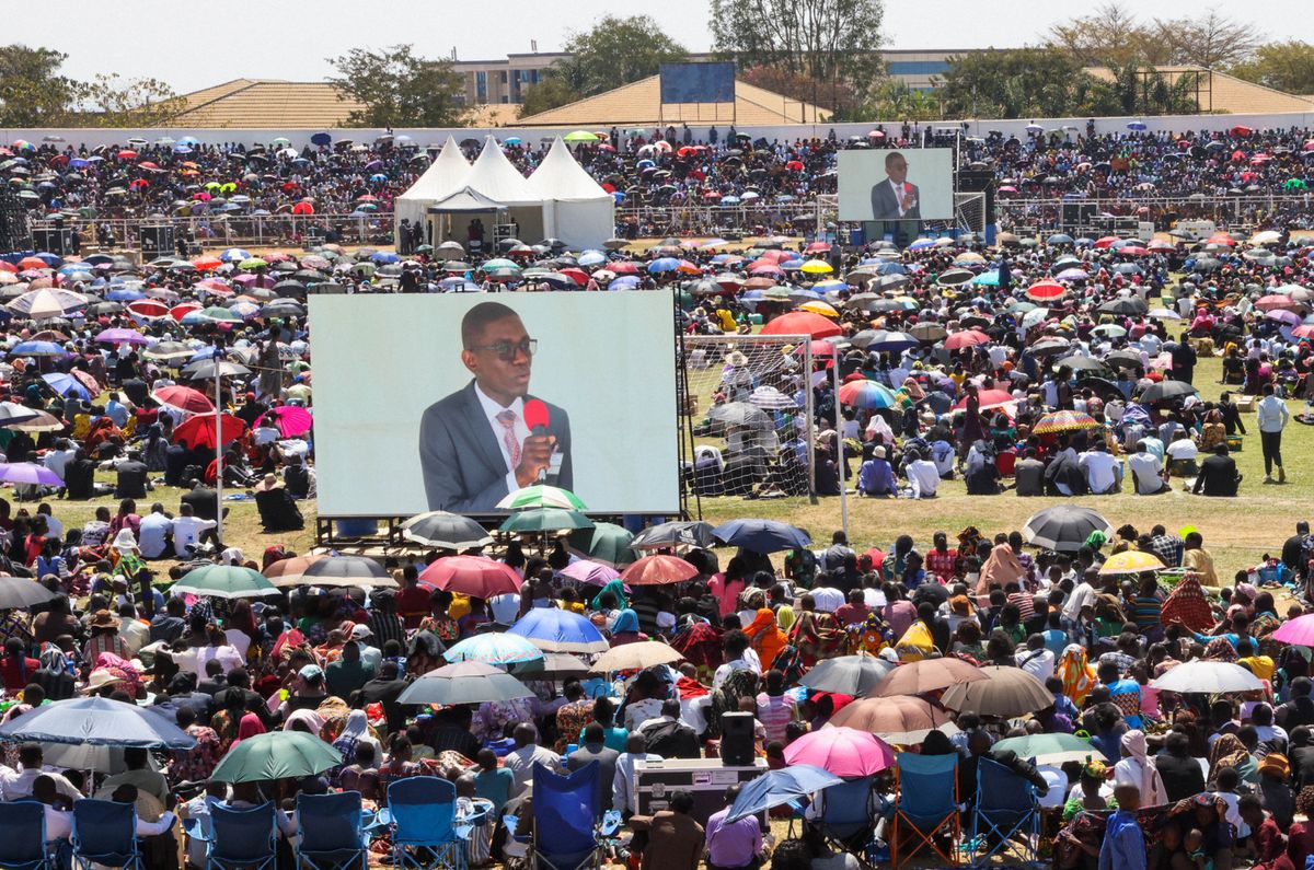 Bara le baradi ba bo rona ba shebile lenaneo la kopano ba le ka ntle.