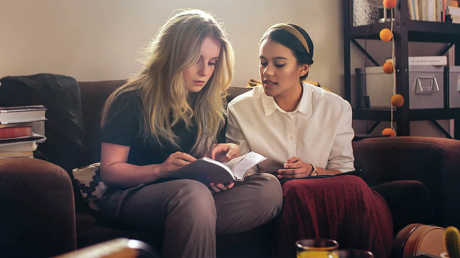 Scéna z videa „Pomáhaj záujemcom... aby sa naučili duchovne sýtiť“. Neeta pomáha Rose nájsť odpoveď v Biblii.