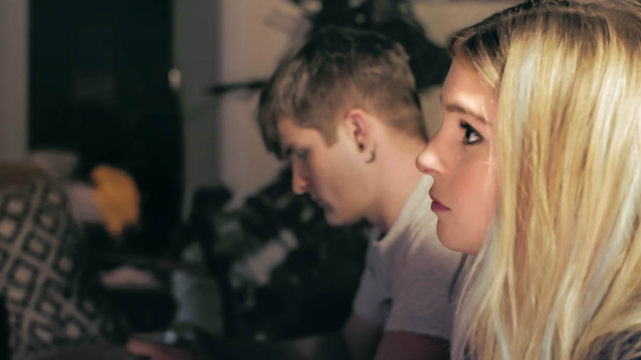 Scéna z videa „Pomáhaj záujemcom... aby sa naučili duchovne sýtiť“. Rose sedí pri svojom priateľovi a premýšľa o biblickom verši.