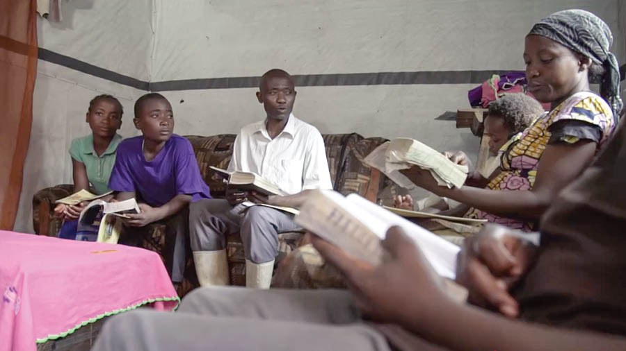 Scéna z videa Stavaj dom, ktorý bude pevne stáť – chráň svoje deti pred „tým, čo je zlé“: Rodičia v Afrike sa s deťmi rozprávajú o biblických textoch