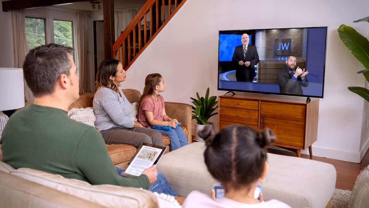 Rodina pozerá JW Broadcasting