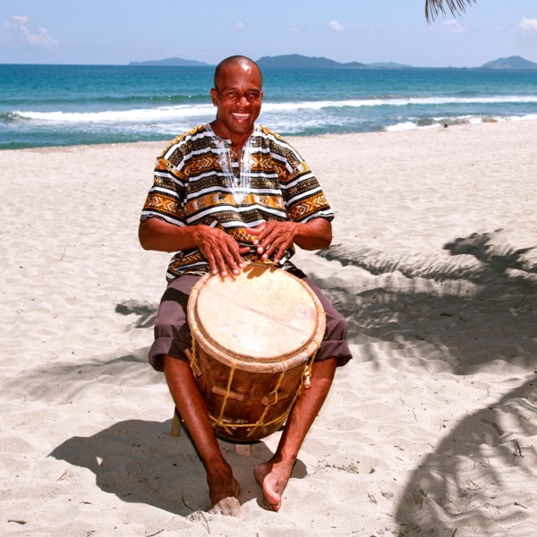 Mwanamuziki Mgarifuna akipiga ngoma iliyotengenezwa kwa mbao ngumu