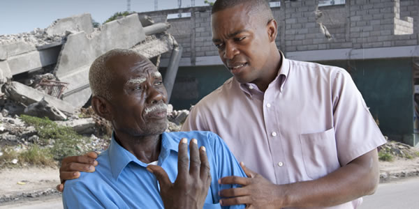 Mwanamume akimsaidia mtu anayeteseka