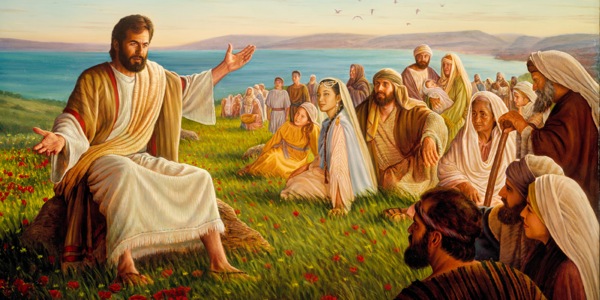 Yesu akifundisha umati uliotia ndani wanaume, wanawake, na watoto