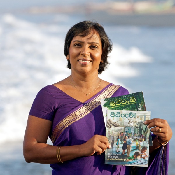 Mwanamke nchini Sri Lanka akiwa ameshika magazeti yaliyotafsiriwa na Mashahidi wa Yehova