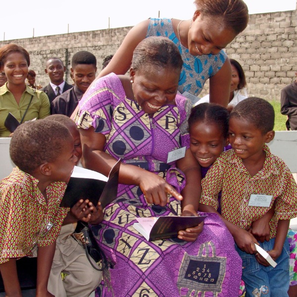 Watu nchini Kongo (Kinshasa) wakiangalia Biblia Takatifu Tafsiri ya Ulimwengu Mpya