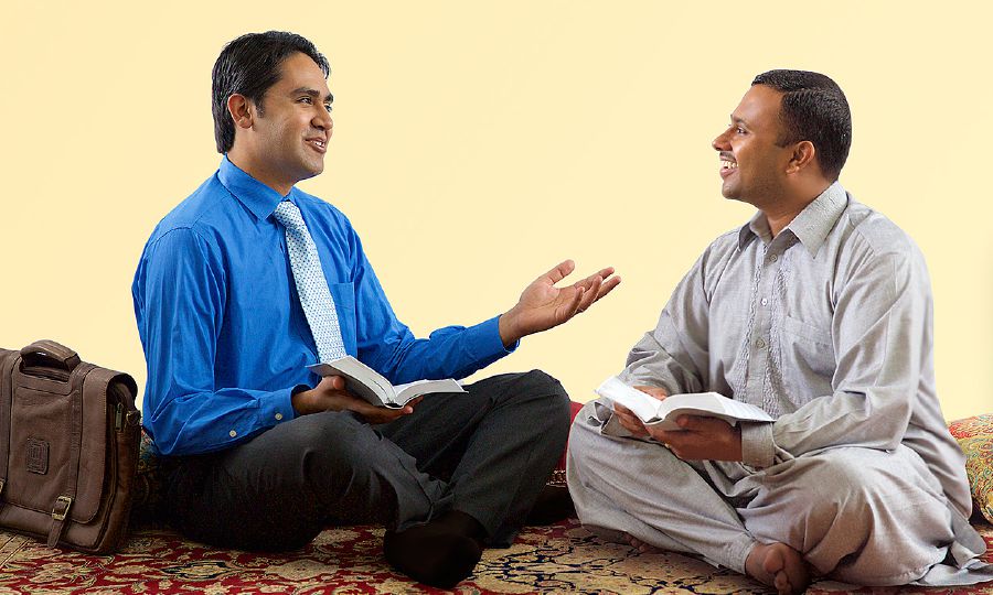 Shahidi wa Yehova akiwa na mazungumzo ya Biblia pamoja na mwanamume
