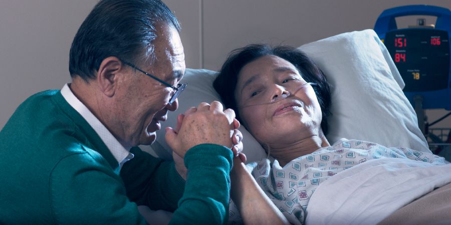 Ndugu akisali na mke wake aliyelazwa hospitalini