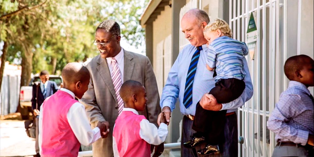 Johny na Gideon wakiwakaribisha watoto kwenye Jumba la Ufalme