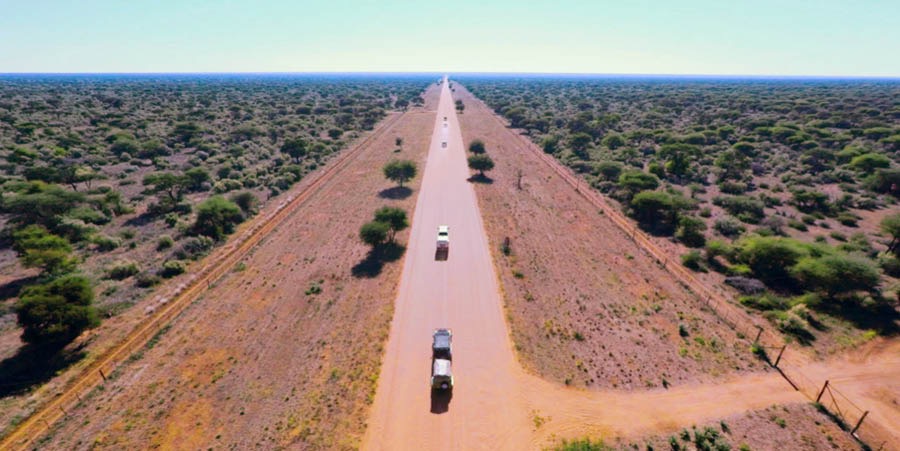 Magari yakiwa safarini katika eneo lisilogawiwa kutaniko lolote nchini Namibia