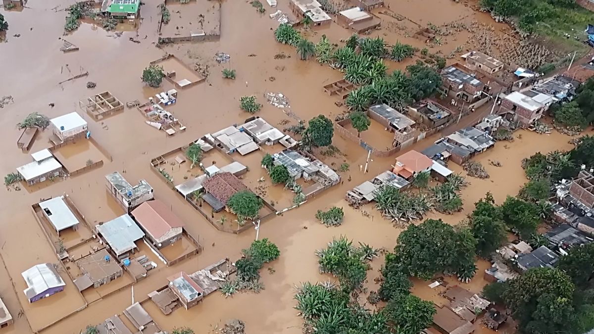 Picha ya mafuriko kutoka kwenye video “Mafuriko Nchini Brazili.” Picha iliyopigwa kutoka juu inayoonyesha miti na nyumba katika eneo lililofurika.