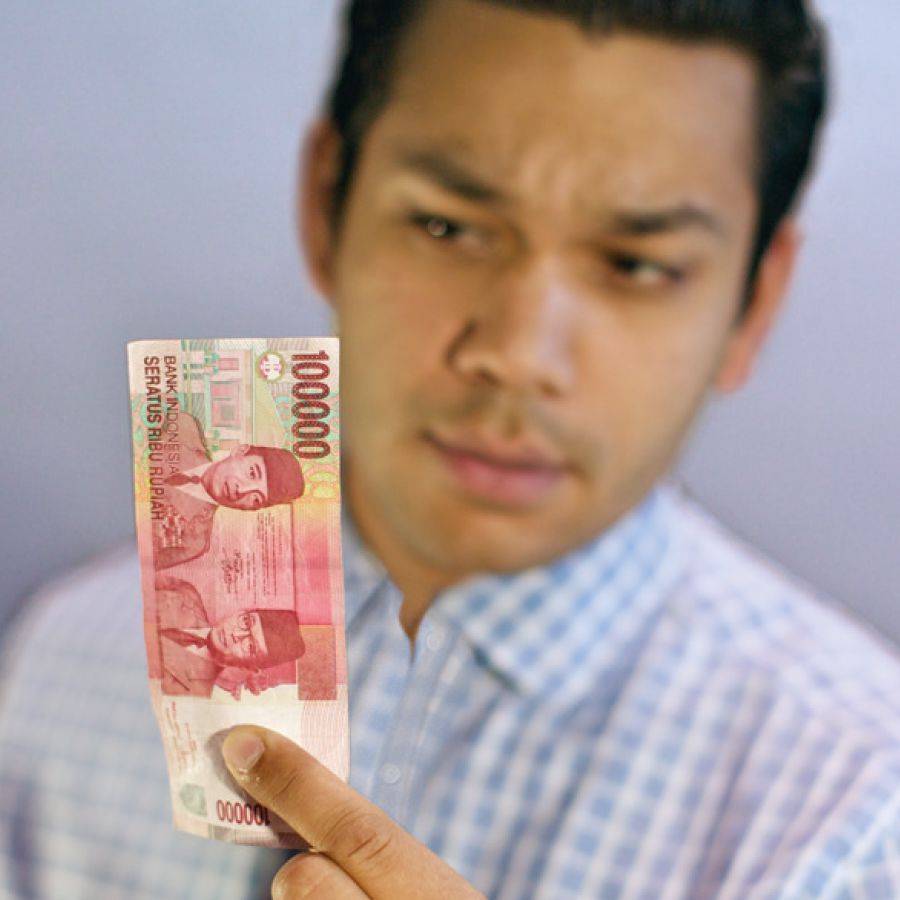 Mwanamume anangalia pesa