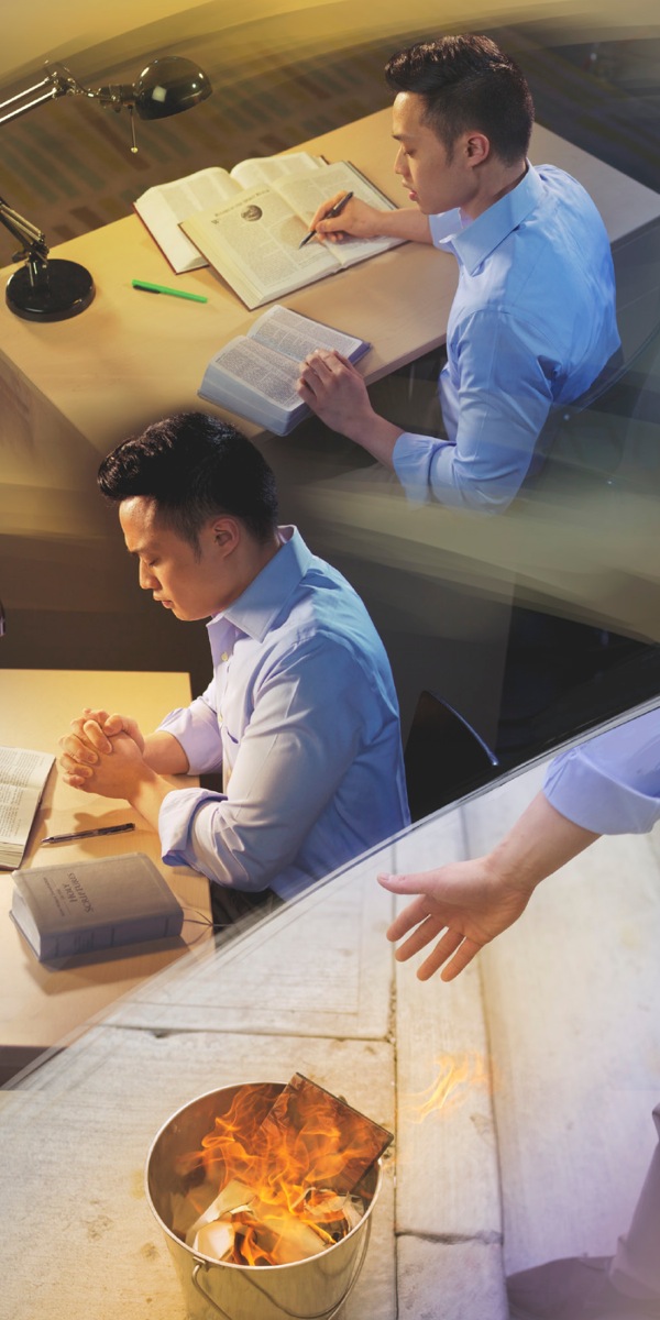 Kijana akijifunza Biblia, kisha anasali kwa Mungu, na baadaye anateketeza vitu vya uchawi