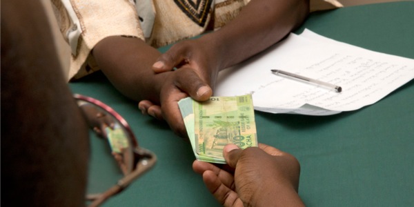 Mwanamume akikopa pesa kutoka kwa mwenzake