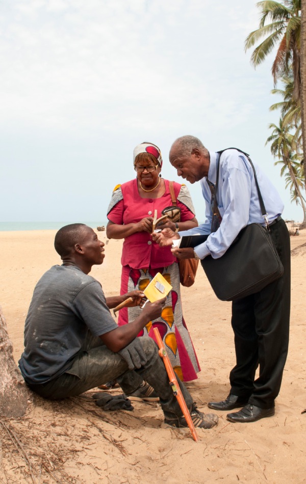 Albert-Fayette na Aurele wakiongoza funzo la Biblia nchini Benin