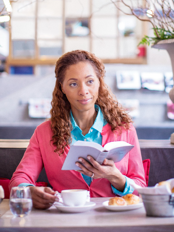 Mwanamke akisoma Biblia na kupata tumaini hakika la wakati ujao