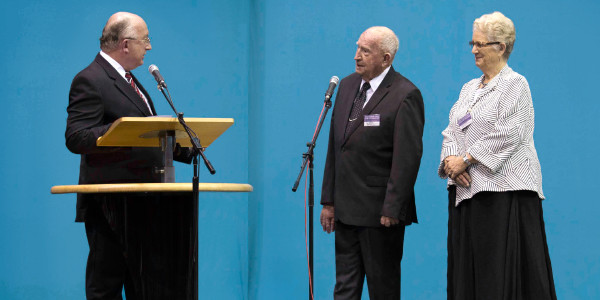 Geoffrey Jackson akiwahoji wazazi wake kwenye kusanyiko