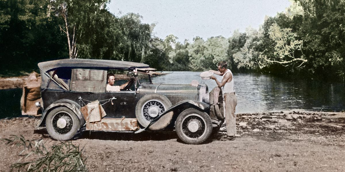 George Rollston na Arthur Willis wakijaza maji kwenye rejeta (radiator) ya gari lao katika Eneo la Kaskazini la Australia, mwaka 1933