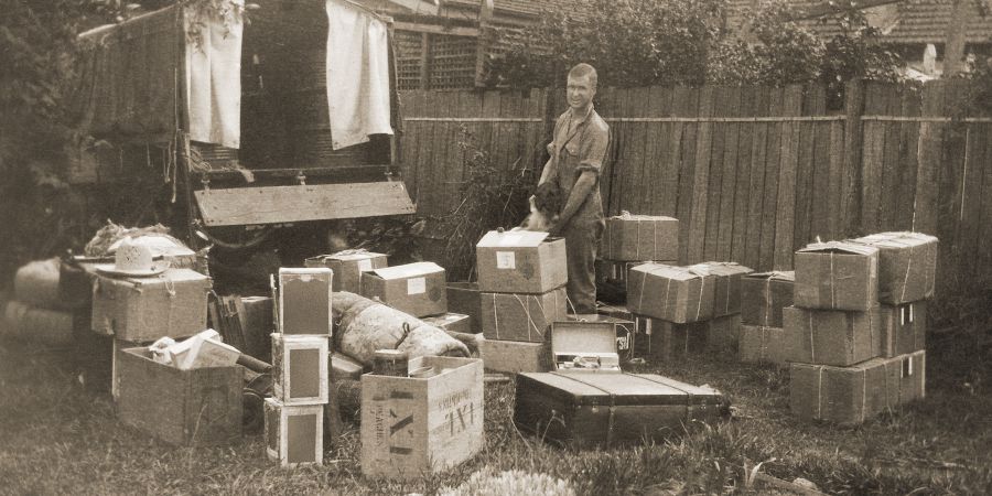 Arthur Willis akijitayarisha kwenda kuhubiri kwenye eneo la mashambani la Australia katika mwaka 1936