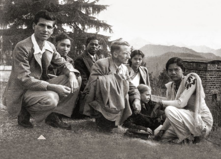 Edward Bazely pamoja na wengine kwenye kusanyiko la mzunguko nchini India mwaka wa 1948