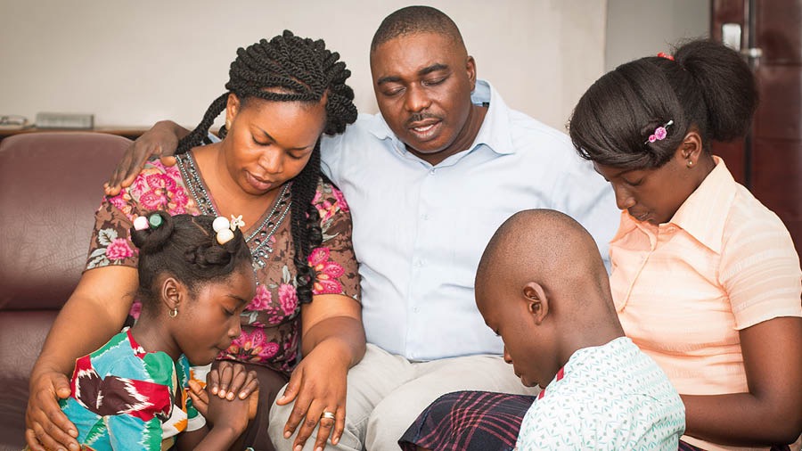 Baba akisali pamoja na familia yake