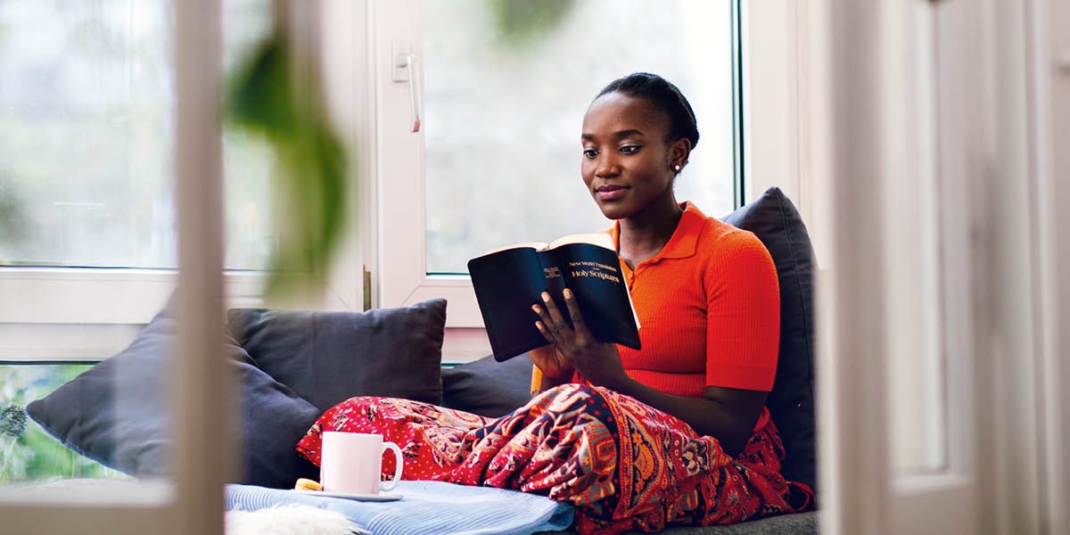 Mwanamke akisoma Biblia