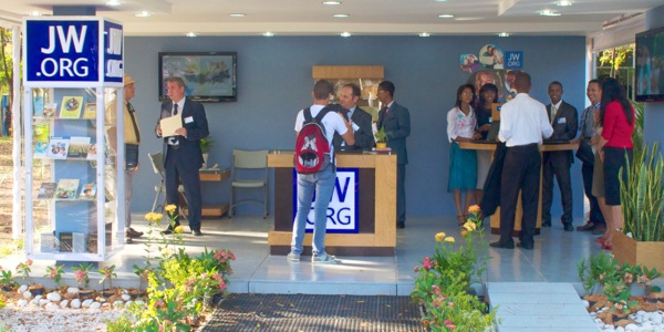 Picha katika ukurasa wa 158, 159