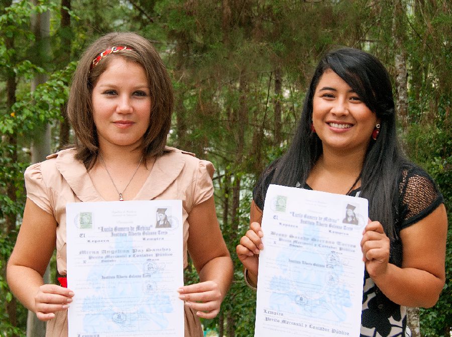 Honduras: Mirna Paz na Bessy Serrano wakiwa na vyeti vyao vya diploma