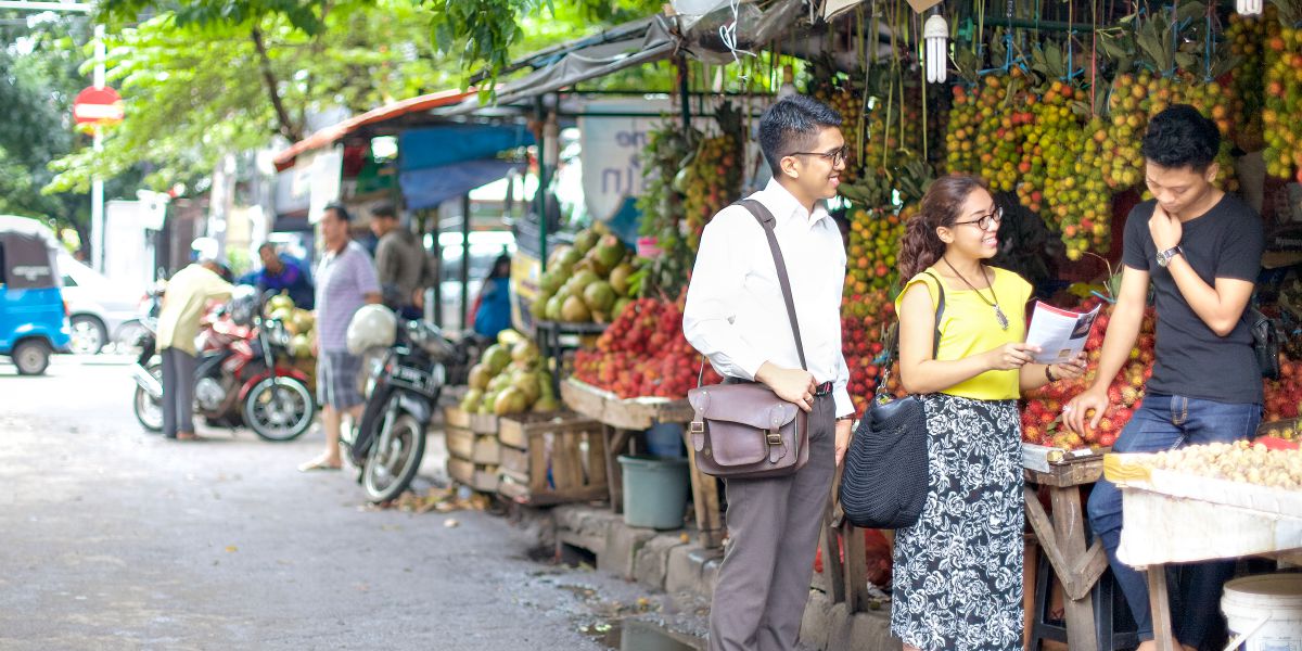 Mashahidi wa Yehova wakiwa  eneo la biashara nchini Indonesia.