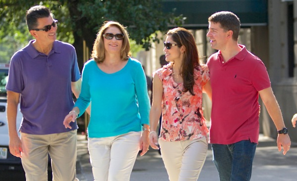 Bibi na bwana wanafurahi kupitisha wakati pamoja na wazazi wa bibi