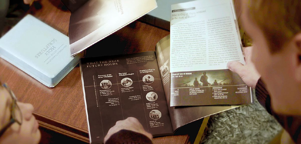 Bibi na bwana wanajifunza unabii wa Biblia juu ya wakati unaokuja