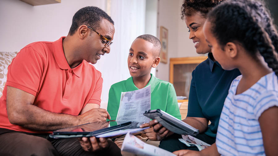 Baba iko nafanya ibada ya familia pamoja na bibi na watoto wake.