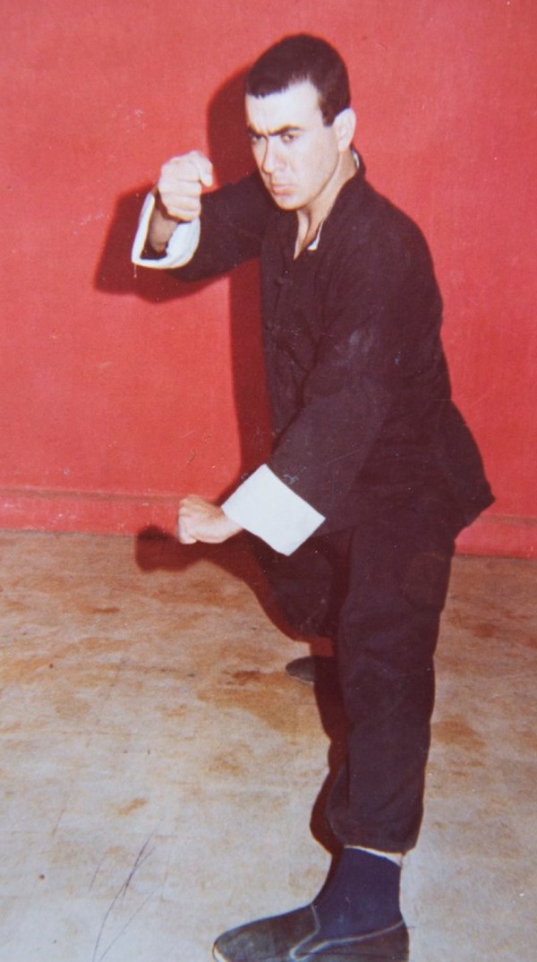 Kijana Antoine akicheza Kung Fu