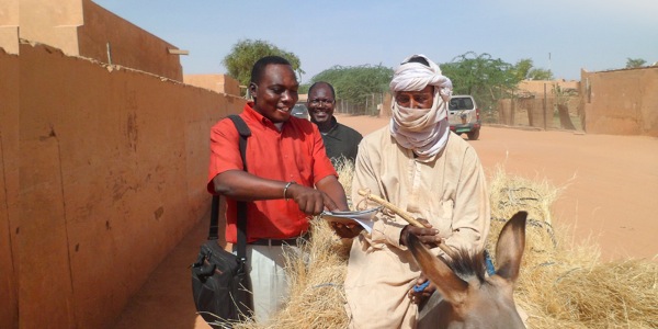 Mashahidi wa Yehova wanazungumuza na mutu mumoja katika mahubiri