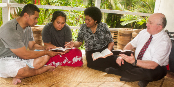 Ndugu Geoffrey Jackson na dada Loraini wanahubiri katika Fiji