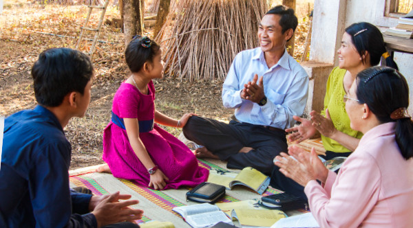 Baba Mukristo anajifunza Biblia pamoja na familia yake