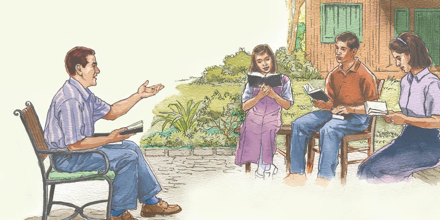 En familj läser tillsammans i Bibeln