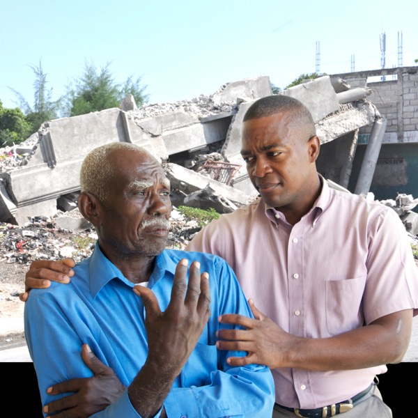 Ett av Jehovas vittnen tröster någon efter en katastrof i Haiti
