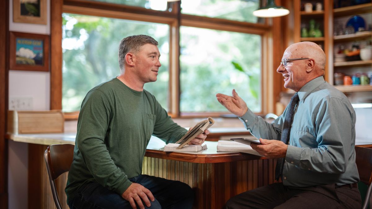 vayadhaana oru sagōdharar innoru sagōdhararai vīttil pōi sandhikkiraar. baibililirundhu avarukku aarudhalaana vishayangalai solgiraar.