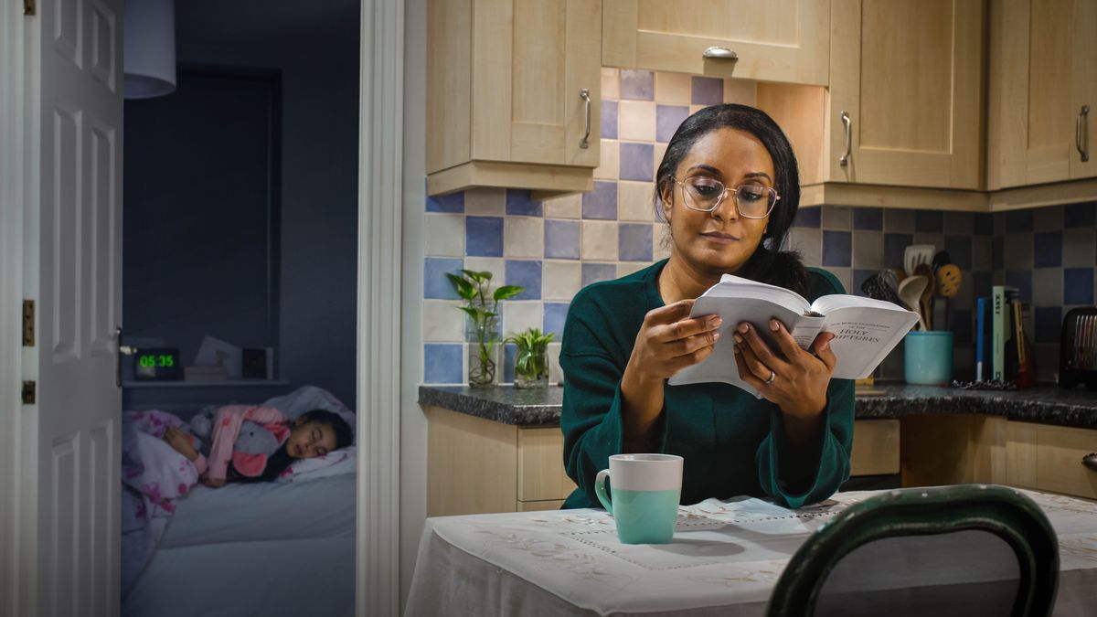 ஒரு அம்மா விடியற்காலையில் எழுந்து தன் மகள் தூங்கிக்கொண்டிருக்கும்போதே பைபிள் படிக்கிறார்.