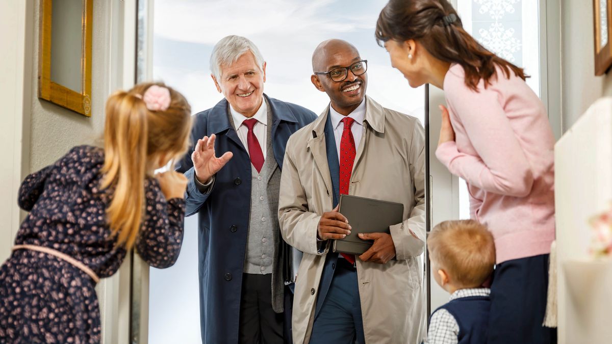 ஒரு சகோதரியையும் அவருடைய இரண்டு சின்ன பிள்ளைகளையும் இரண்டு மூப்பர்கள் அவர்களுடைய வீட்டுக்குப் போய் பார்க்கிறார்கள்.